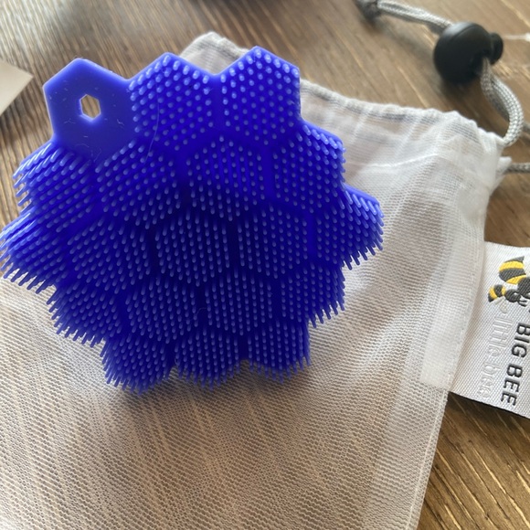 Big Bee, Little Bee - Kids Original ScrubBEE, 100% Silicone Childrens Bath Scrub - Picture 2 of 3